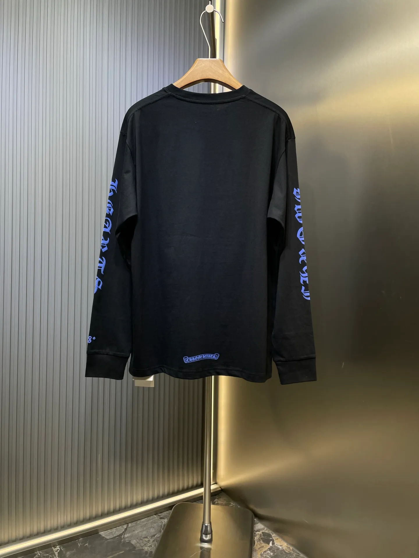 P310 Chrome heart 🌟 Top version, available in seconds, new models available in stock, Chrome heart*Cro 1988 digital limited edition black long-sleeved T-shirt. There are many repetitions, but few unique ones. It has contrasting colors like blueberries, and the jumping colors are eye-catching and unique! Pair it with low-key and simplicity! Ready stock size SML